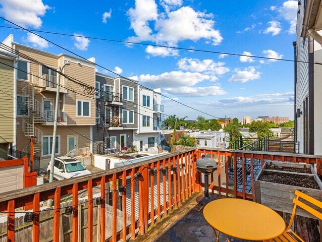 Building Photo - 1219 Holbrook Terrace NE