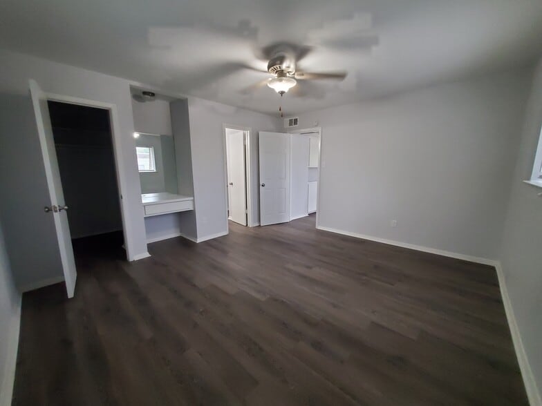 Building Photo - 6333 -6339 Granbury Rd,