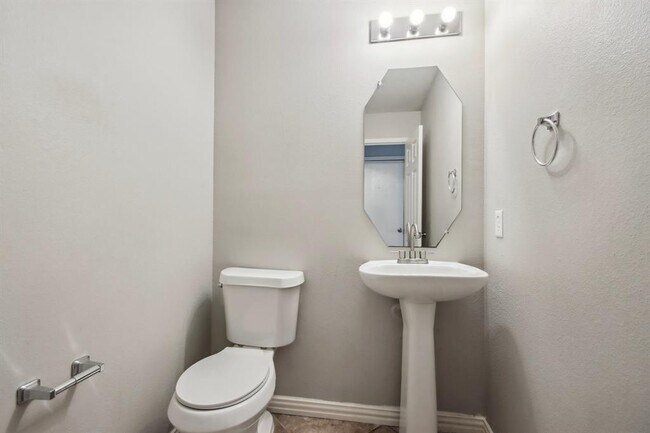 Building Photo - 8210 Radial Ct