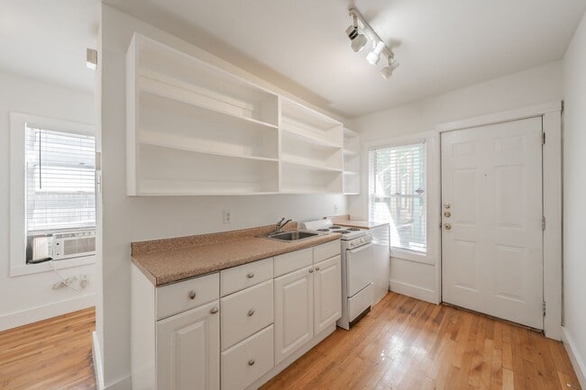 Building Photo - Efficiency apartment in the Historical Fai...