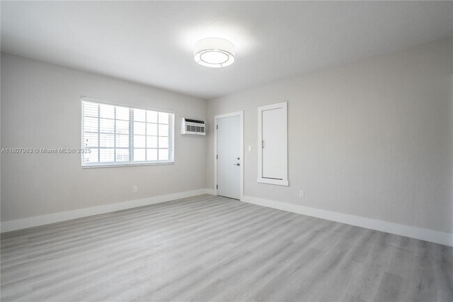Building Photo - 2416 Flamingo Dr