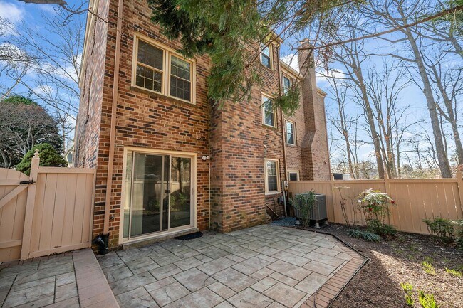 Building Photo - 4 Bedroom, 3.5 Bath Furnished Townhouse Available