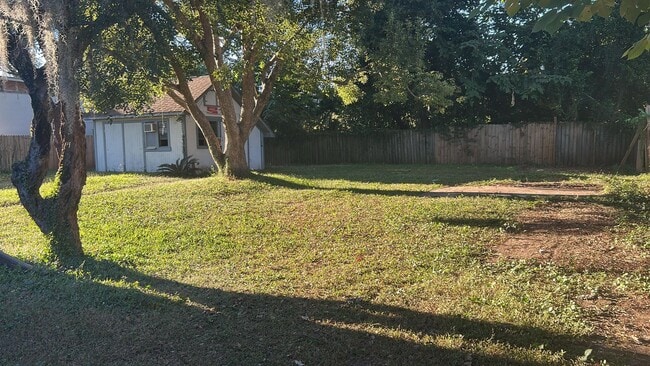 Building Photo - Welcome Home to your 4/2 in Seffner!