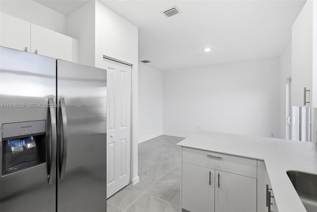 Building Photo - 2705 SE 25th Ave