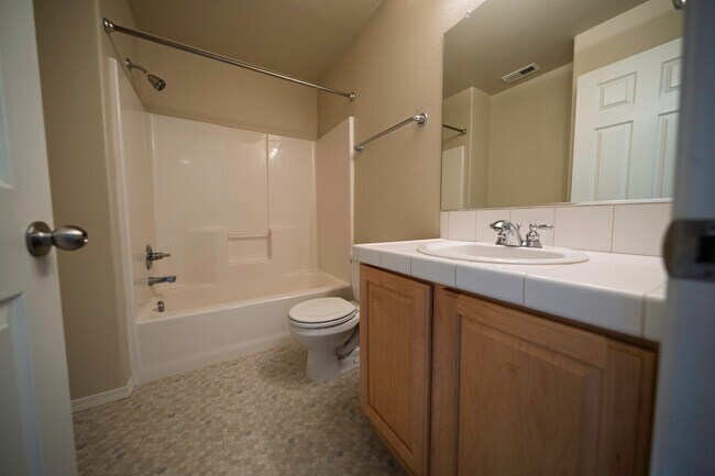 Third floor full bath - 4828 SE Teakwood St