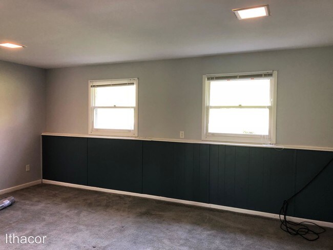 Building Photo - 562 Midline Rd