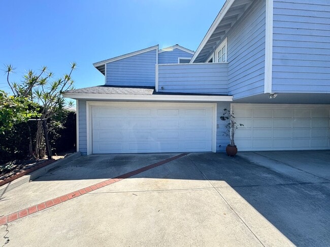 Building Photo - Eastside Costa Mesa Townhome with 2-Car Ga...