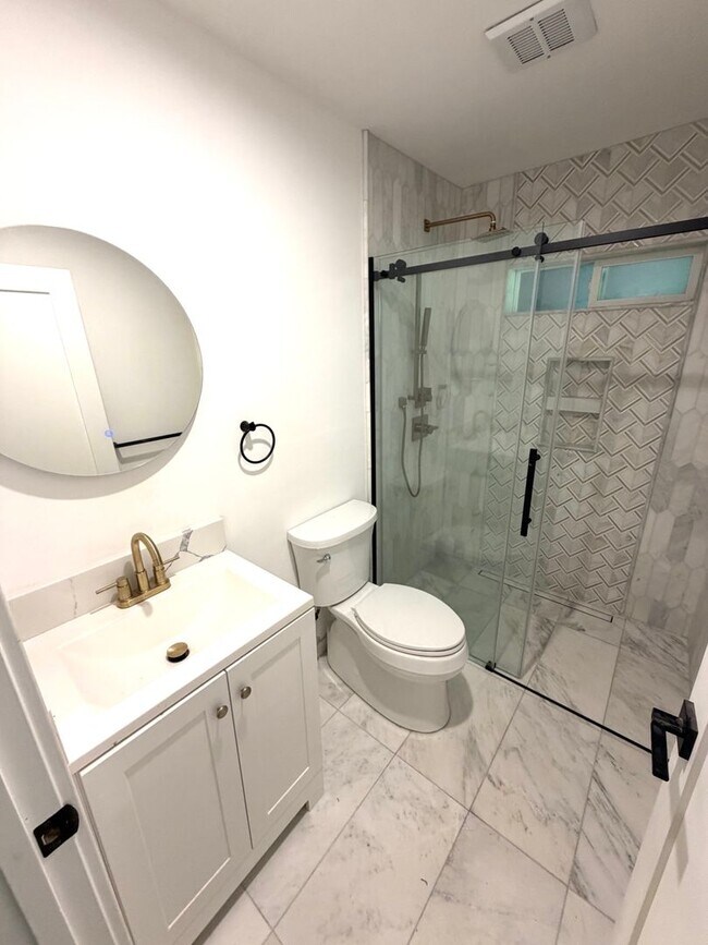 Building Photo - Tastefully remodeled Midtown Sacramento Apartment with Private Backyard Patio!