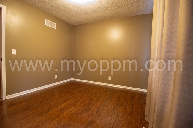 Building Photo - Must See! Well maintained 3 Bedrooms 2.5 B...