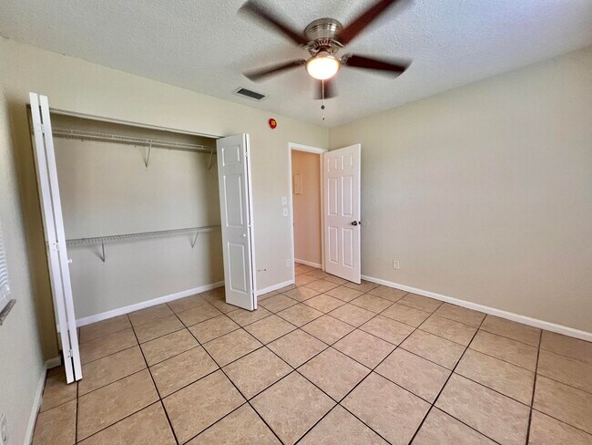 Building Photo - 423 Glenwood Dr