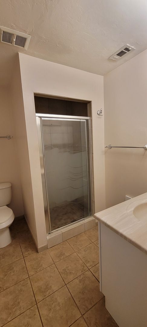 Building Photo - 3 Bedroom/ 2 Bath home in Black Acres(Close to UF)