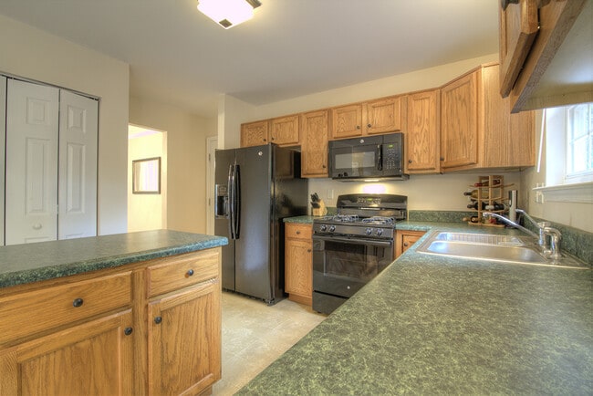 Building Photo - Large 3 Bedroom Home in Glen Allen! ***Available Mid July 2026***