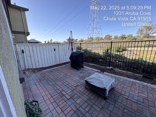 Building Photo - FOR RENT – Modern Townhome in Eastlake