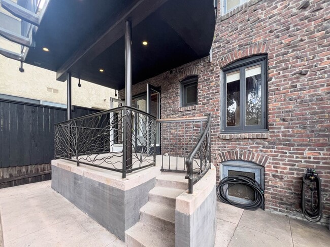 Building Photo - Stunning 2 BR Santa Monica Duplex with Views!