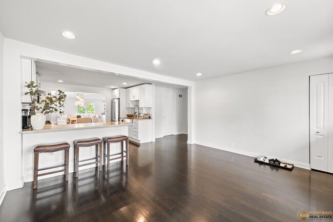 Building Photo - 204 E Dickens Ave