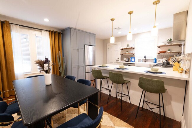 Building Photo - 725 Peddie St