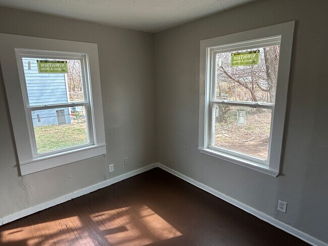 Building Photo - 3 Bedroom!