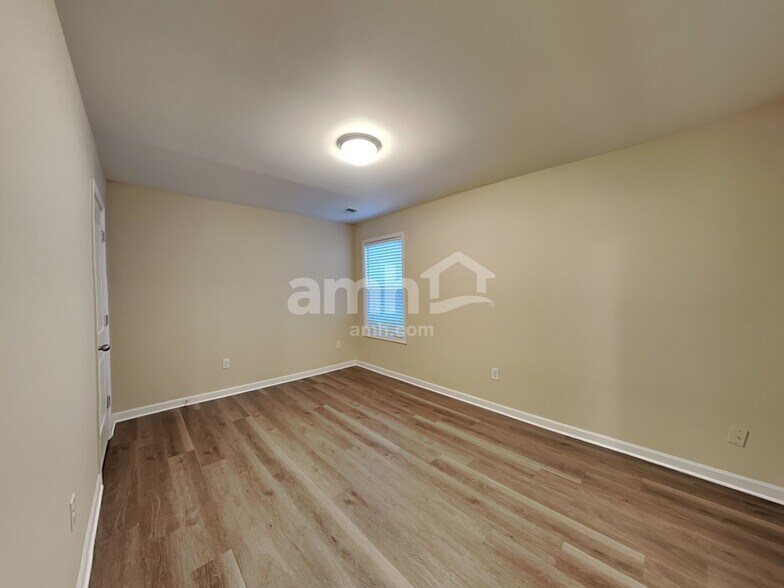 Building Photo - 507 Round Rock Trl