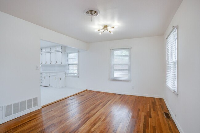 Building Photo - Pre Leasing for fall 2026! 4/3 in Medical District