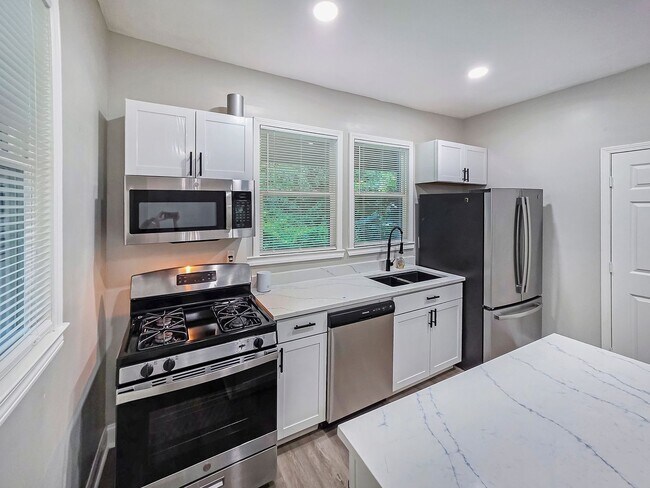 Building Photo - Beautifully Renovated 4 Bedroom Home in th...