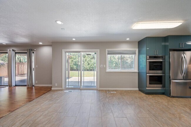 Building Photo - 3661 Slopeview Dr