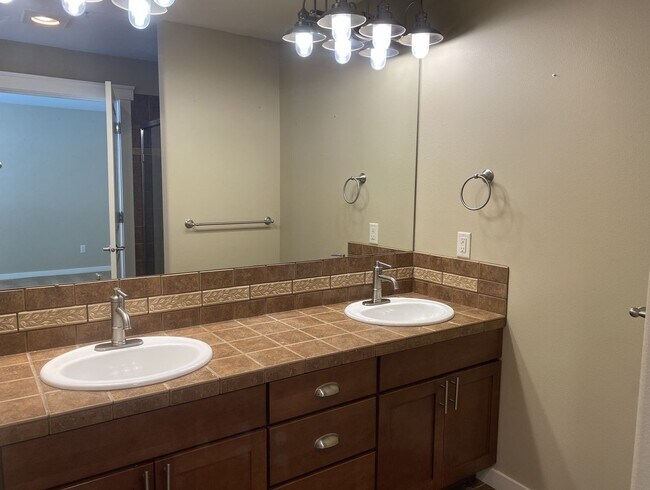 Building Photo - Spacious 3 Bedroom/ 3 Bathroom Near Boat L...