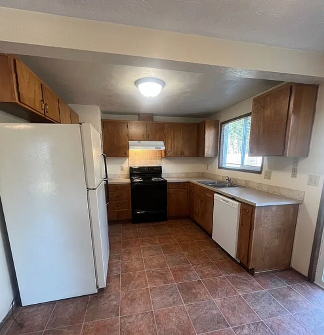 Building Photo - Spacious 3 Bedroom Home with Fenced Yard & Oversized Garage in Eugene