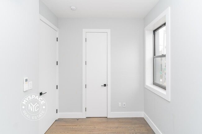 Building Photo - 644 Lorimer St