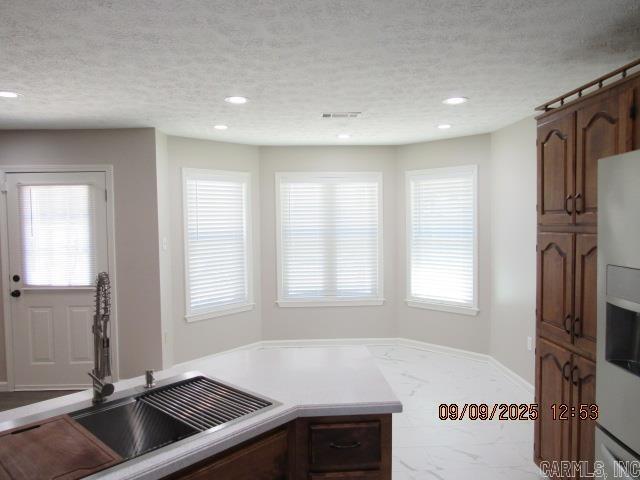 Building Photo - 820 Drake Dr