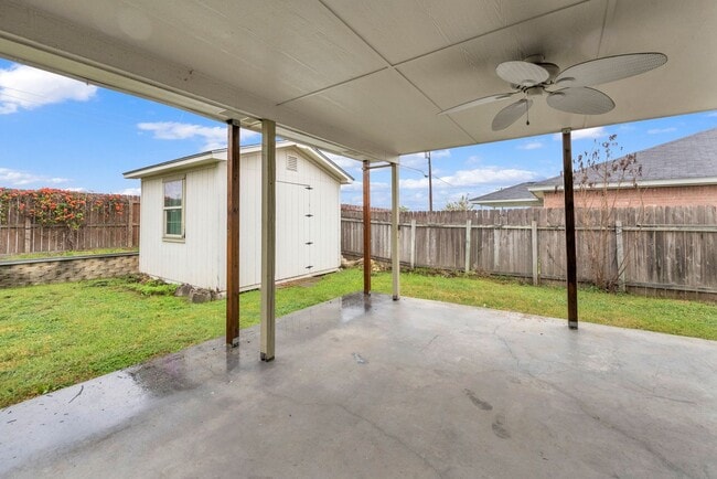 Building Photo - Spacious home on Montrose