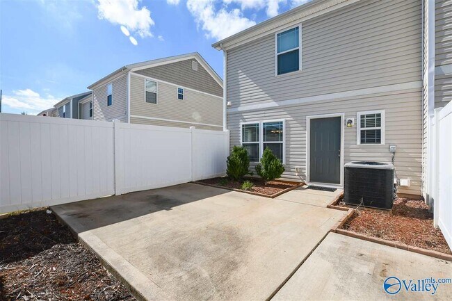 Building Photo - 412 Prom Dr SW