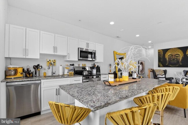 Building Photo - 2352 W Thompson St