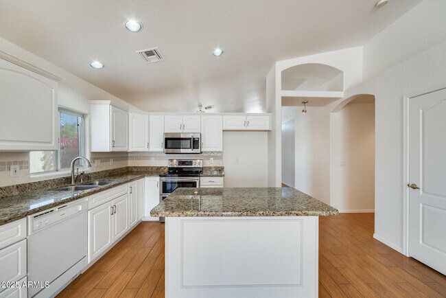Building Photo - 4559 W Dailey St