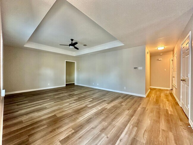 Building Photo - Spacious Newly Renovated 4/2 Walking Distance to Campus & Minutes from Downtown!