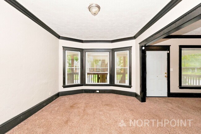 Building Photo - 10911 Hathaway Ave