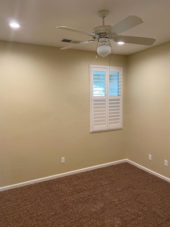 Building Photo - 6245 W Whitley Ave