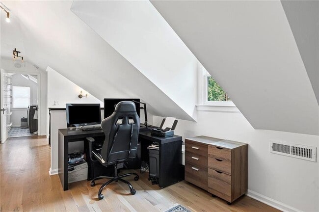 Building Photo - 346 Redland Rd NW