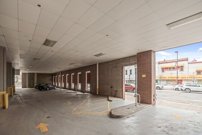 Building Photo - Modern 1-Bed 1.5-Bath + Den Condo in Minneapolis!