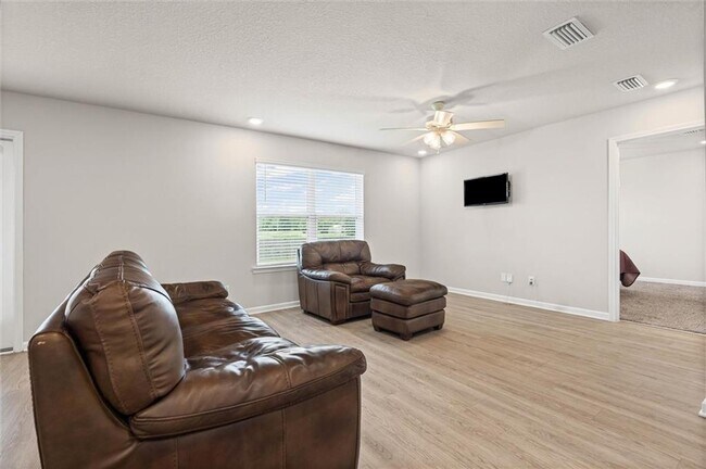 Building Photo - 2599 Cedarwood St