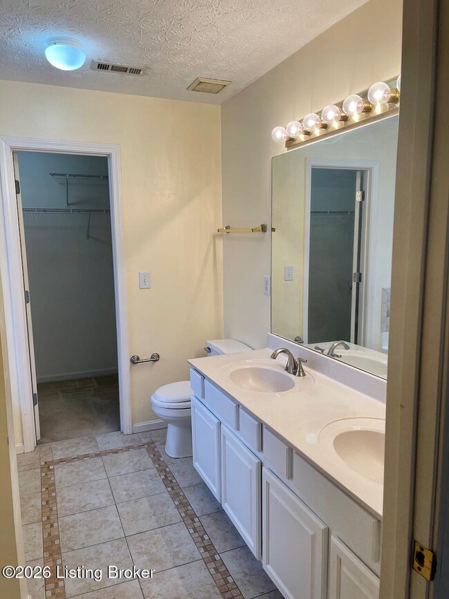 Building Photo - 5814 Waveland Cir