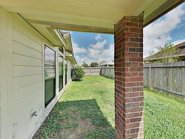 Building Photo - No Application Fees* $250.00 off 1st month...