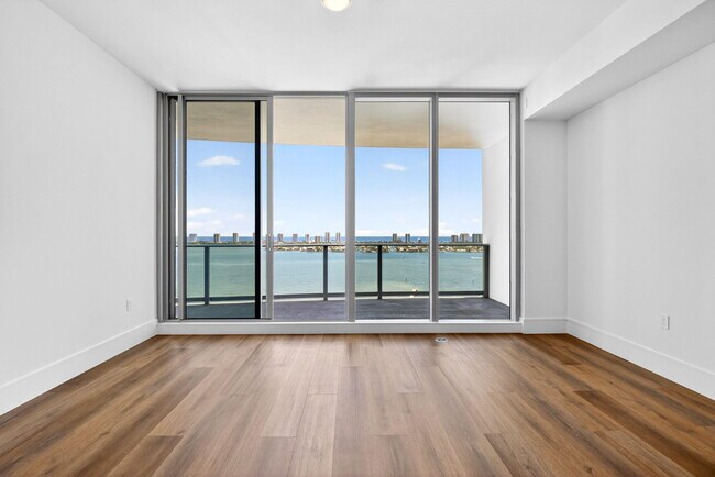 Building Photo - 220 Lake Shore Dr