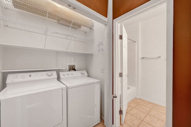 Building Photo - Great 2 bedroom 2 bathroom condo in gated community in Summerlin!