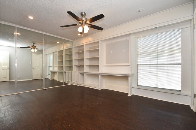 Building Photo - 700 Thicket Ln