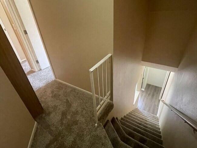 Building Photo - Chanhassen Town Home, All New Carpet/Floor...