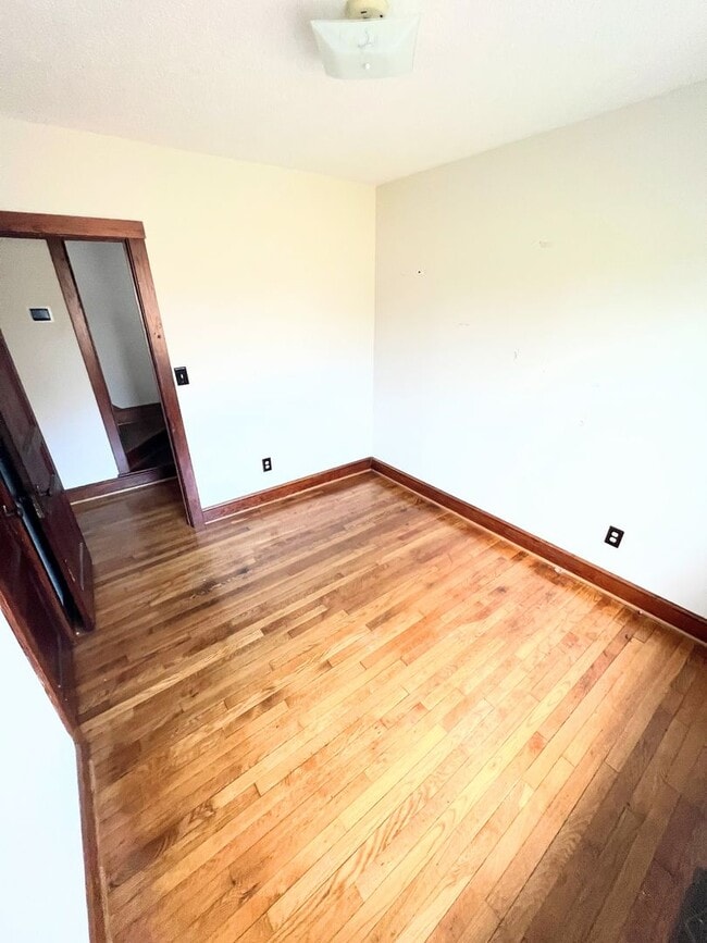 Building Photo - 3 Bedroom Home in Bedford