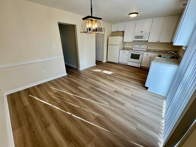 Building Photo - LYNBROOK LANDING