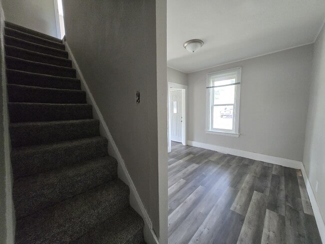 Building Photo - 317 6th Ave N