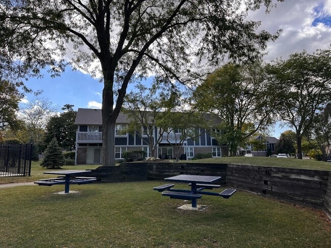 Building Photo - 263 Southwick Ct