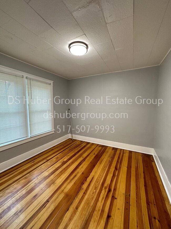 Building Photo - 302 N Hayford-